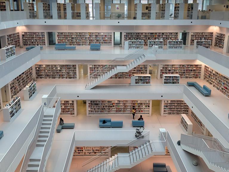 Innenansicht der Stuttgarter Stadtbibliothek am Mailänder Platz.
