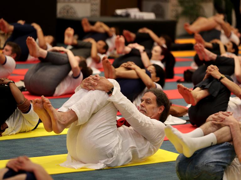 Der damalige deutsche Botschafter in Indien, Walter J. Lindner, in der Mitte in Weiß, macht zusammen mit anderen Diplomaten aus verschiedenen Ländern Yoga anlässlich des Internationalen Yoga-Tages in Neu-Delhi im Juni 2019.