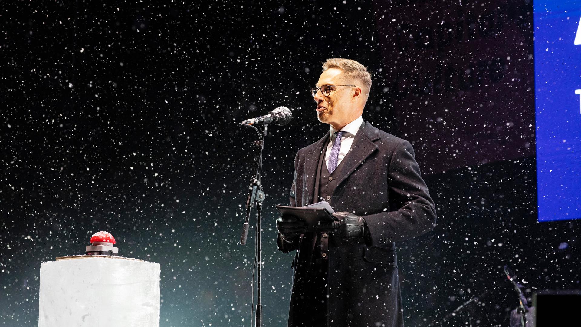 Der finnische Präsident Alexander Stubb steht auf einer Bühne und hält eine Rede.