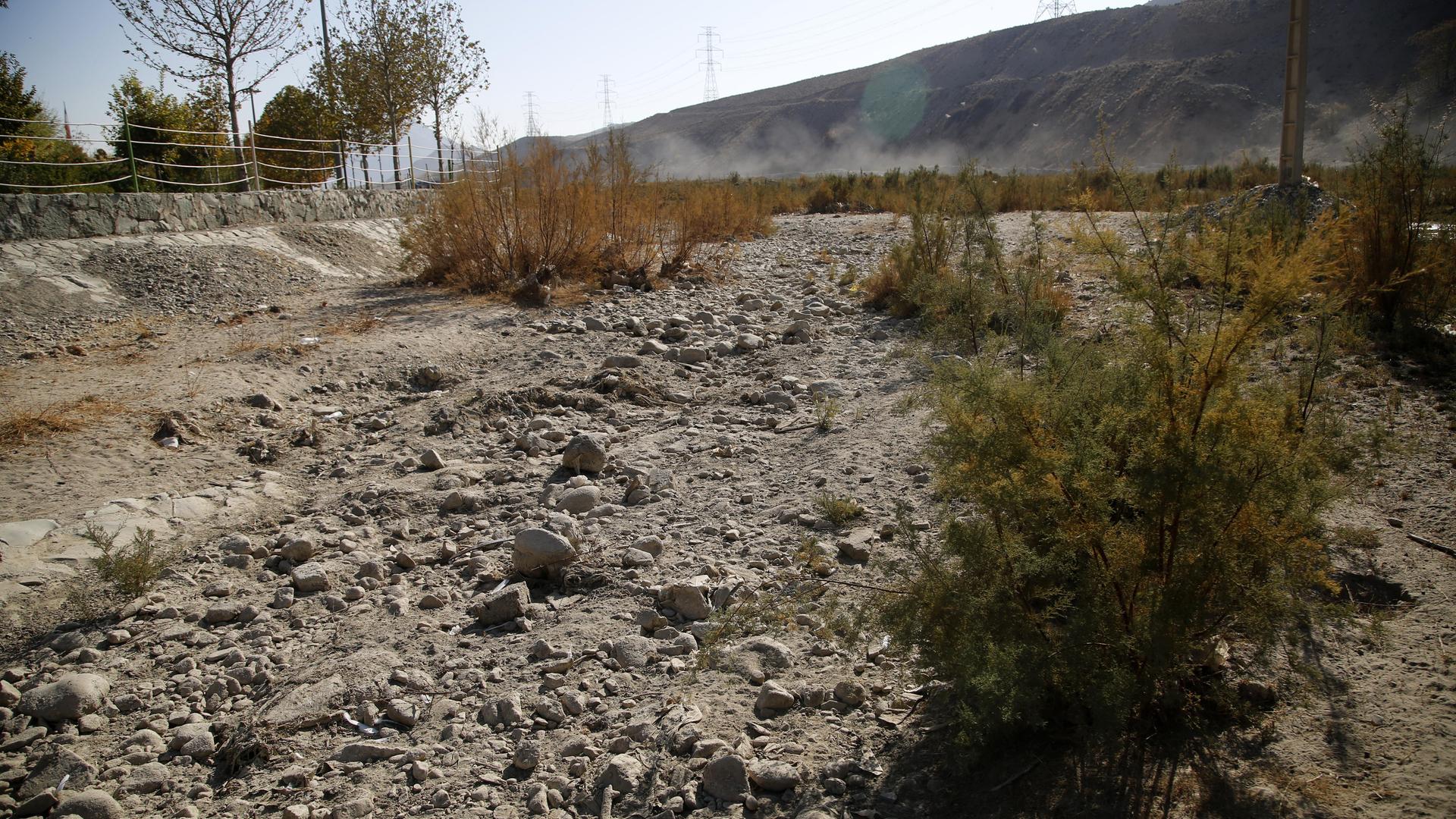 Das Foto zeigt einen ausgetrockneten Fluss im Iran.