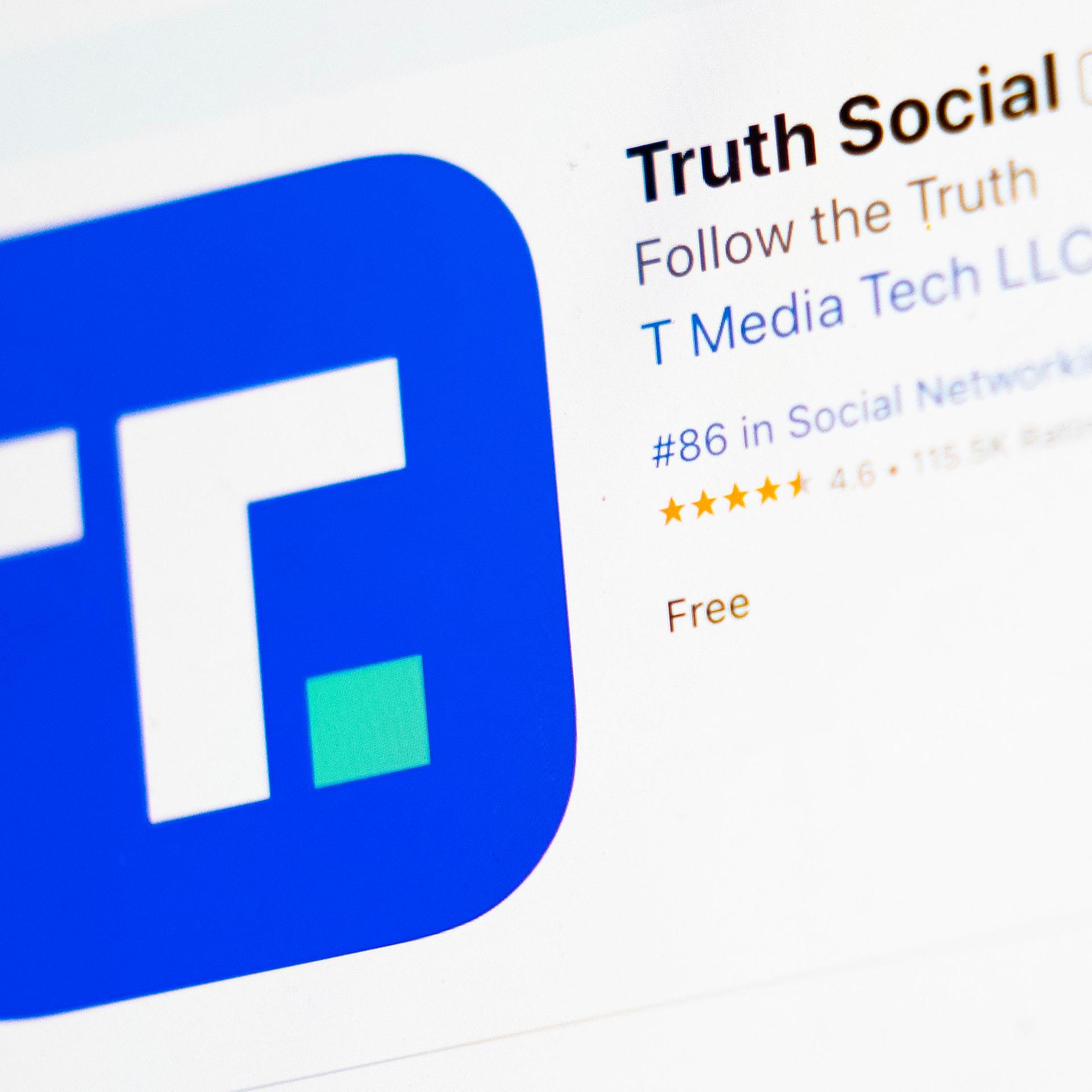 Eine "Truth Social"-App ist auf einem Laptop. 