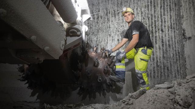 Ein Bergmann der Südwestdeutsche Salzwerke AG prüft etwa 200 Meter unter Tage im Bergwerk der Südwestdeutsche Salzwerke AG an einer Strecke, die für die SuedLink-Stromtrasse gelegt wird, an einer Teilschnittmaschine den Meißel. 