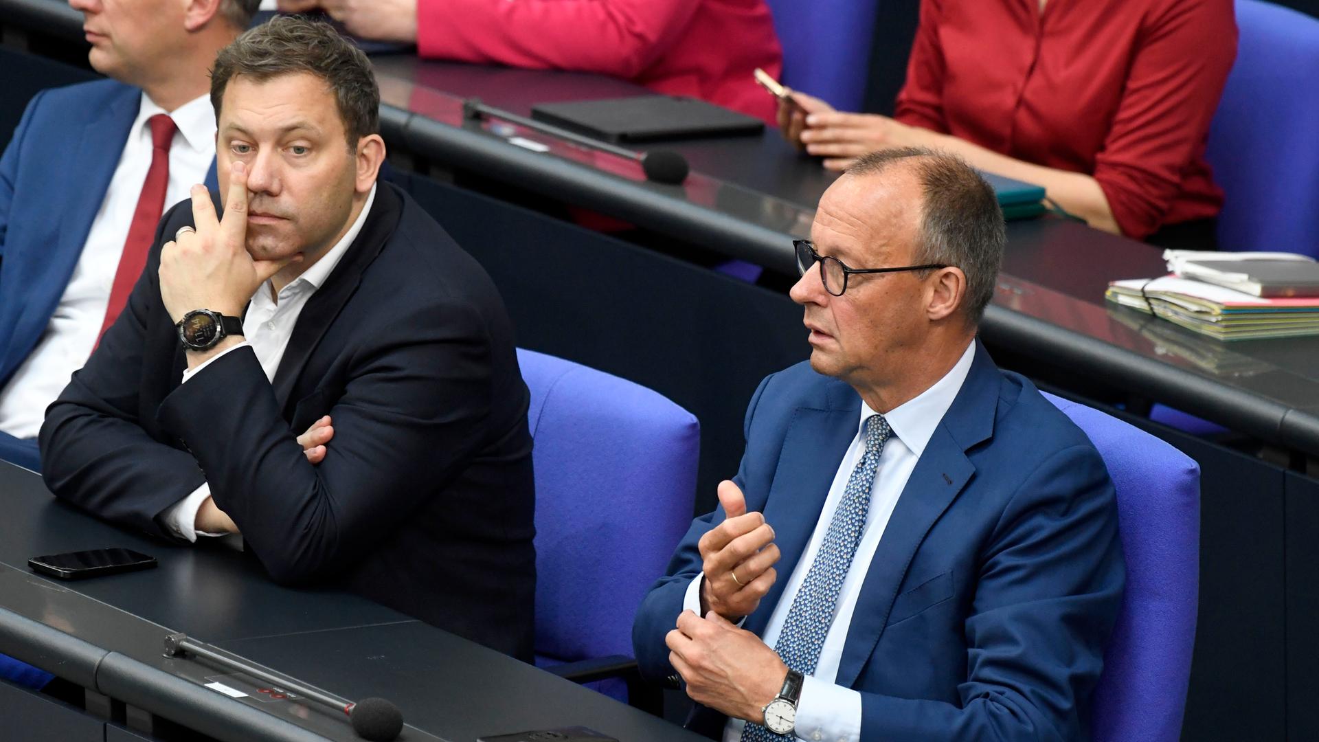 Lars Klingbeil und Friedrich Merz gucken nachdenklich in der 19. Sitzung des 21. Deutschen Bundestages im Reichstagsgebäude