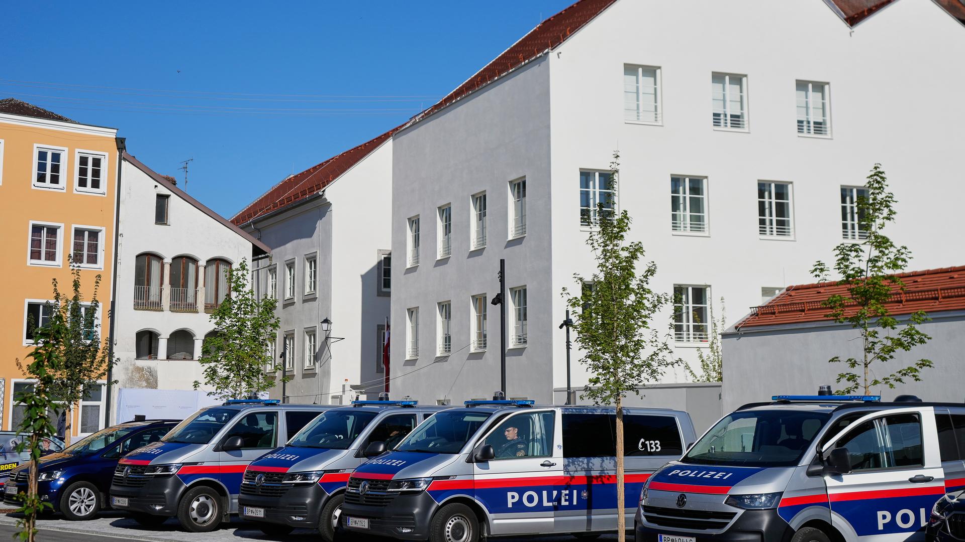 Einsatzfahrzeuge der Polizei stehen vor Adolf Hitlers Geburtshaus vor der Eröffnung einer neuen Polizeistation.