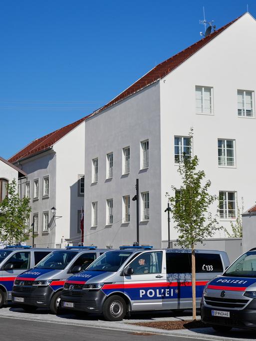 Einsatzfahrzeuge der Polizei stehen vor Adolf Hitlers Geburtshaus vor der Eröffnung einer neuen Polizeistation.