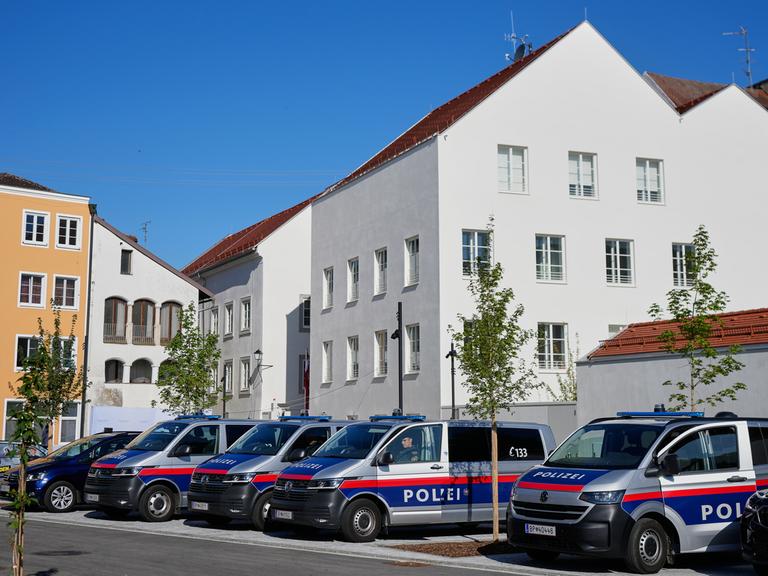 Einsatzfahrzeuge der Polizei stehen vor Adolf Hitlers Geburtshaus vor der Eröffnung einer neuen Polizeistation.