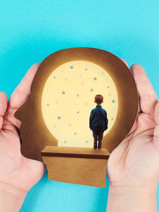 Die Illustration zeigt zwei Hände, die ein Umriss eines Kopfes halten. Darin steht ein Kind und blickt in die Ferne. 