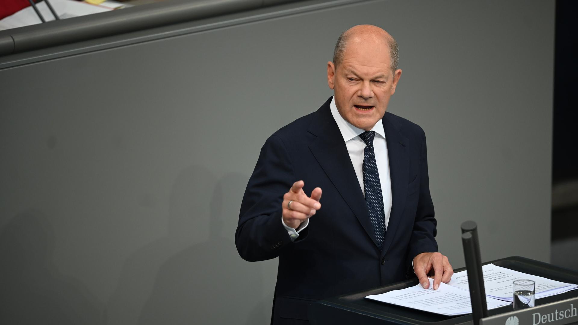 Bundeskanzler Olaf Scholz spricht am Rednerpult des Bundestags. Bundeskanzler Olaf Scholz spricht am Rednerpult des Bundestags.