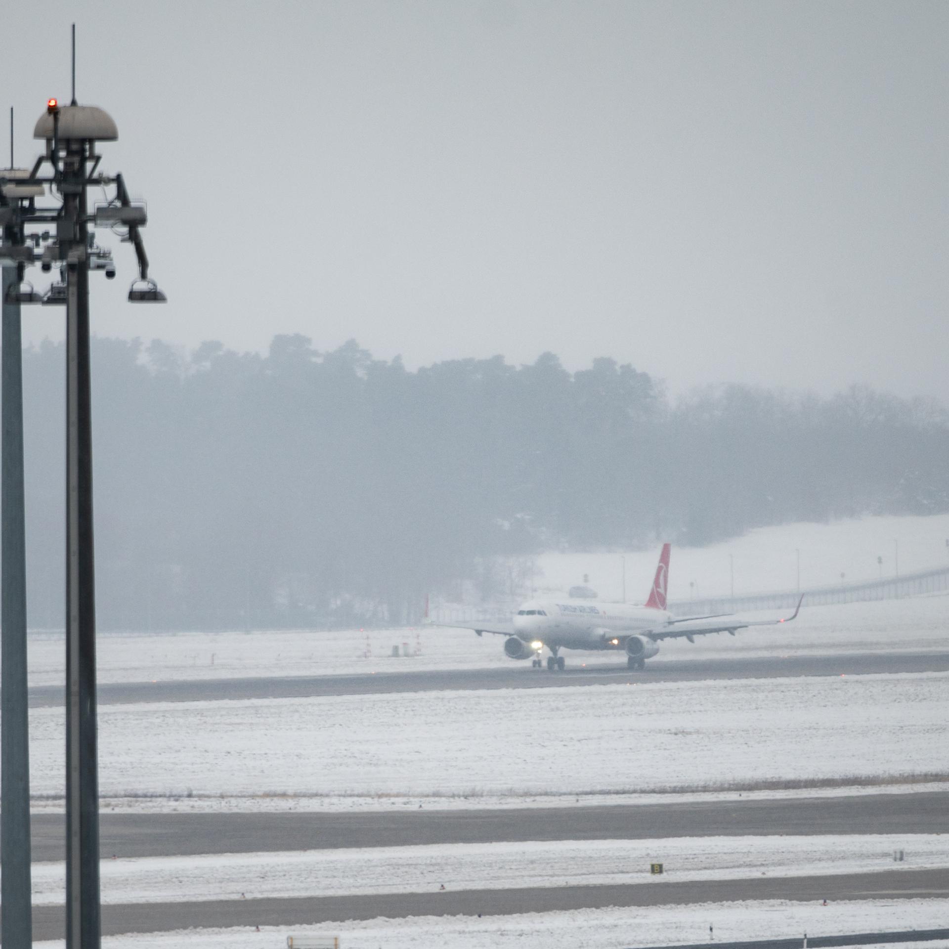 Schönefeld: Ein Flugzeug von Turkish Airlines landet am Flughafen Berlin Brandenburg BER. 