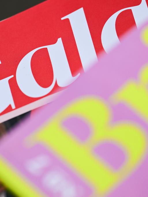 Die Zeitschriften Brigitte und Gala liegen übereinander.