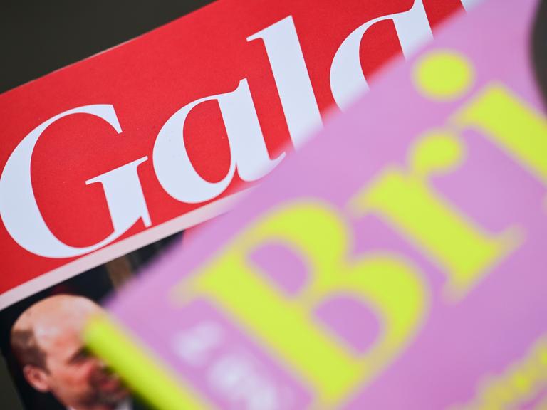 Die Zeitschriften Brigitte und Gala liegen übereinander.