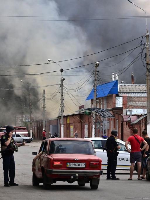 Dichter Rauch nach einem russischen Raketenangriff über der Stadt Sloviansk in der Ukraine.