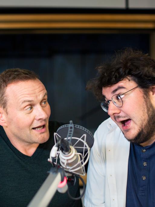 Devid Striesow und Axel Rahnisch bei den Aufnahmen zur Serie "Klassik Drastisch"