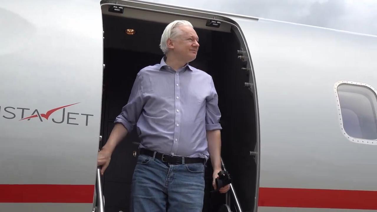 Julian Assange steht am Eingang eines Flugzeuges und blickt hinaus. Julian Assange steht am Eingang eines Flugzeuges und blickt hinaus.
