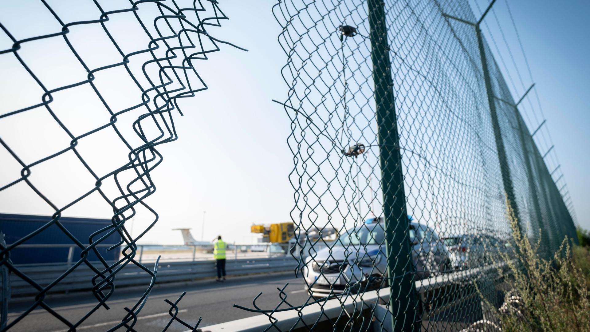 Durchtrennter Zaun am Flughafen Frankfrut am Main.
