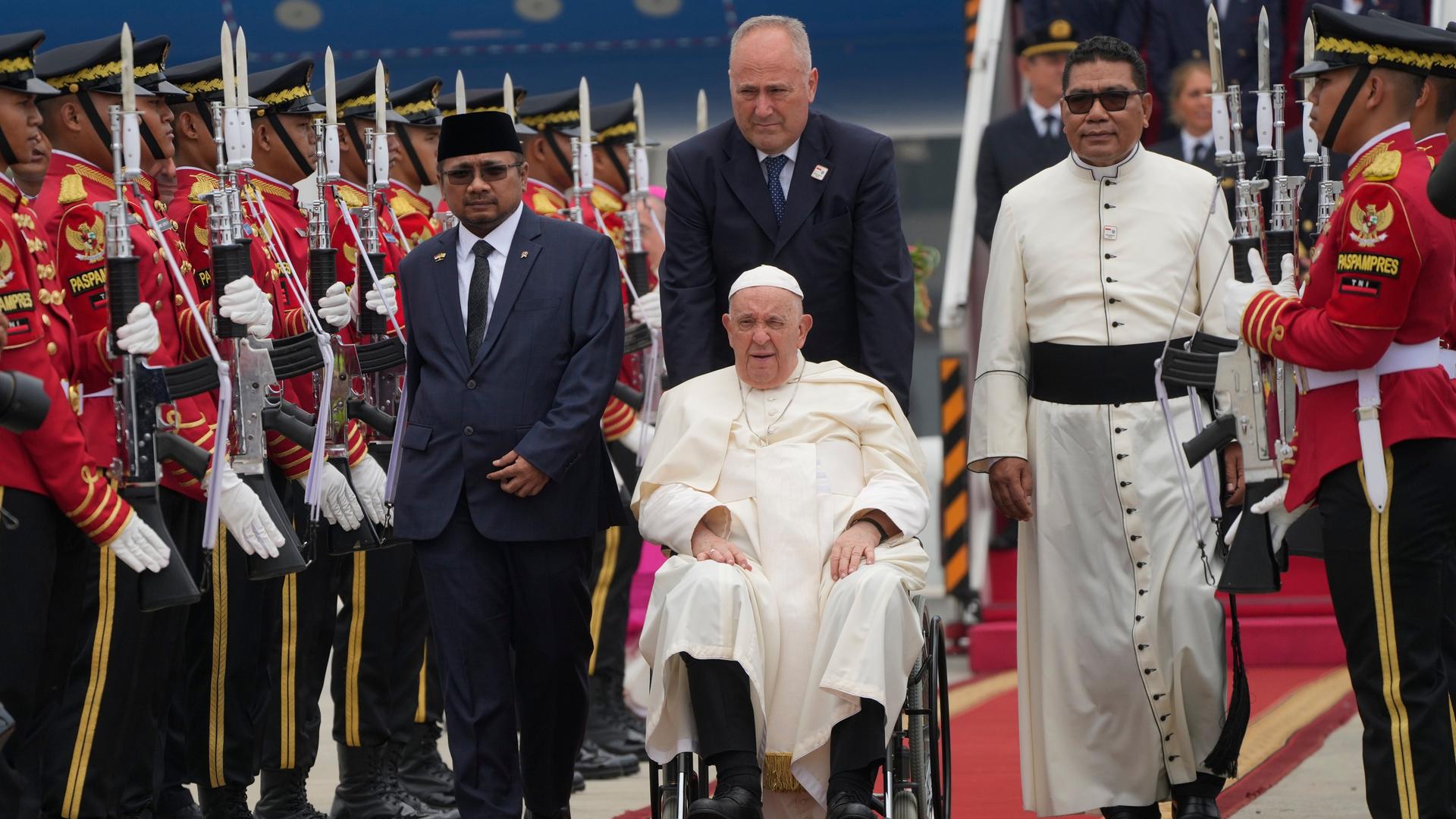 Indonesien, Jakarta: Papst Franziskus wird vom indonesischen Minister für religiöse Angelegenheiten Yaqut Cholil Qoumas (l), kurz nach der Landung auf Jakartas internationalem Flughafen Soekarno Hatta begrüßt. Indonesien, Jakarta: Papst Franziskus wird vom indonesischen Minister für religiöse Angelegenheiten Yaqut Cholil Qoumas (l), kurz nach der Landung auf Jakartas internationalem Flughafen Soekarno Hatta begrüßt.