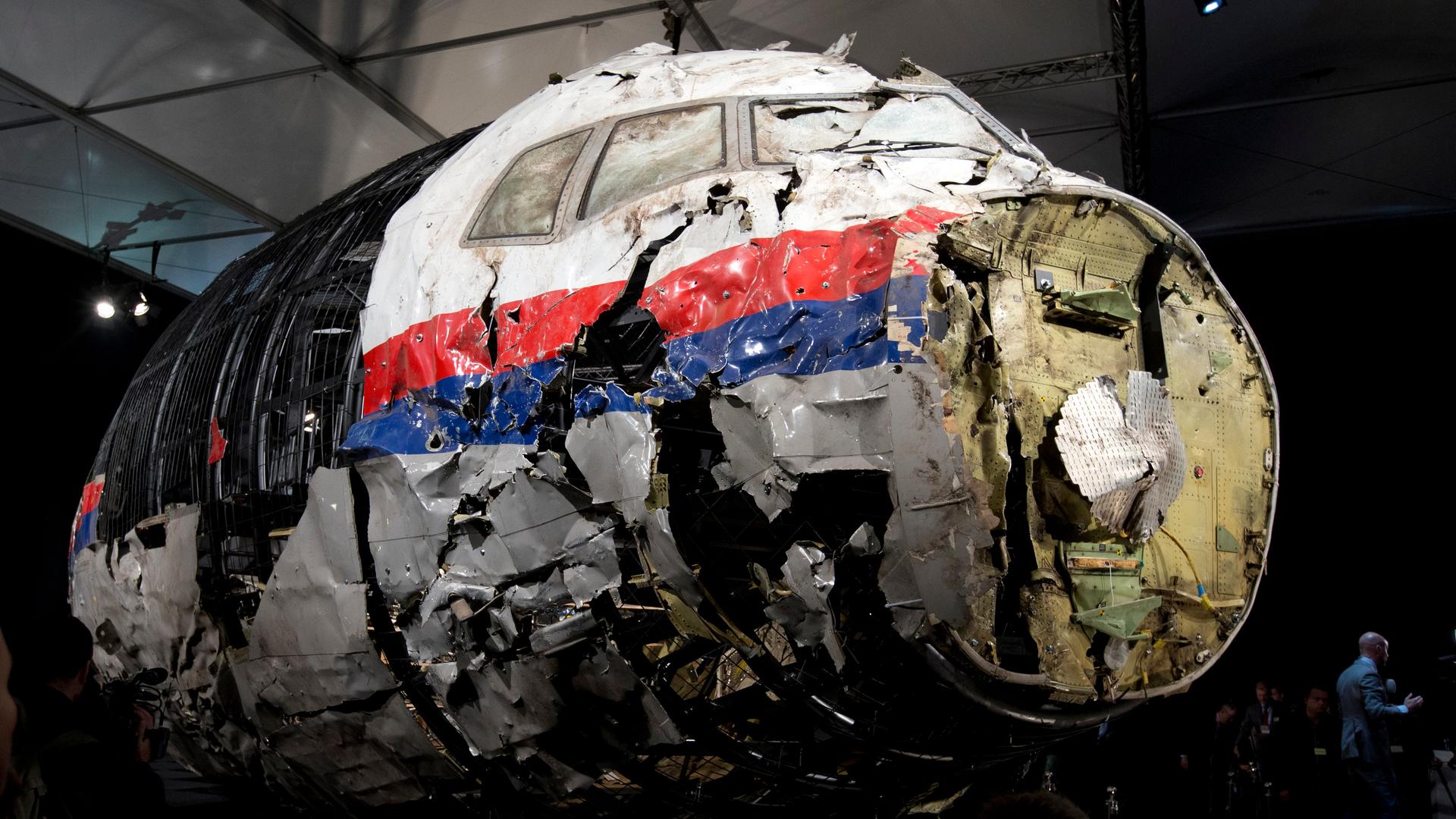Die aus Trümmern wieder zusammengesetzte Boeing 777 der Malaysia Airlines, die als Flug MH17 über der Ukraine abgeschossen wurde, steht in einer Halle. 