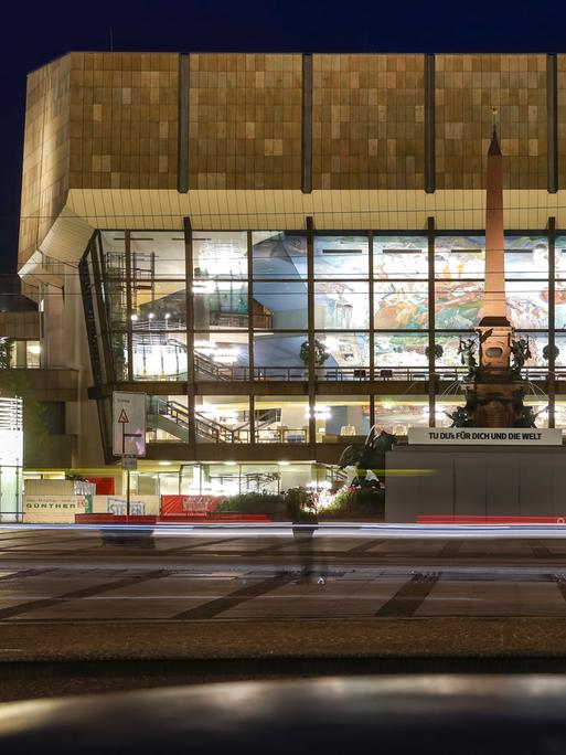 Das Leipziger Gewandhaus ist innen beleuchtet. Draußen ist es dunkel.