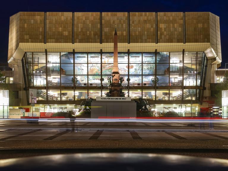 Das Leipziger Gewandhaus ist innen beleuchtet. Draußen ist es dunkel.