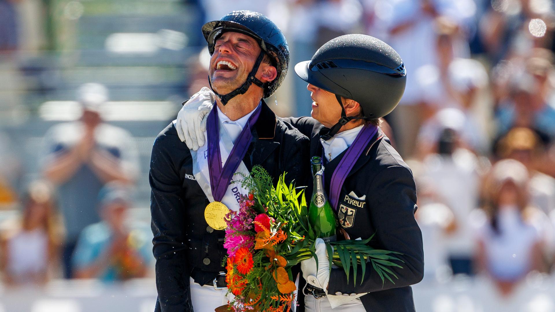 Pferdesport/Dressur: Europameisterschaft, Kür, Einzel-Entscheidung. Sieger Justin Verboomen aus Belgien und Isabell Werth (Deutschland, Bronze) bei der Siegerehrung.