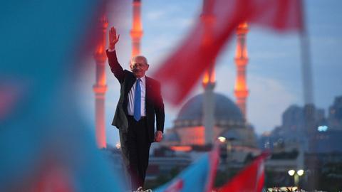 Der türkische Oppositionsführer Kemal Kilicdaroglu mit Fahnen im Vordergrund 