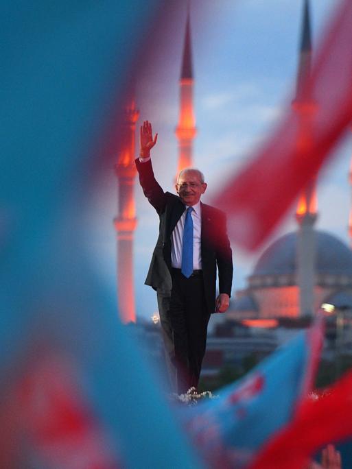 Der türkische Oppositionsführer Kemal Kilicdaroglu mit Fahnen im Vordergrund 