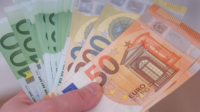 Euro-Scheine im Wert von 50, 100 und 200 Euro aufgefächert in einer Hand 