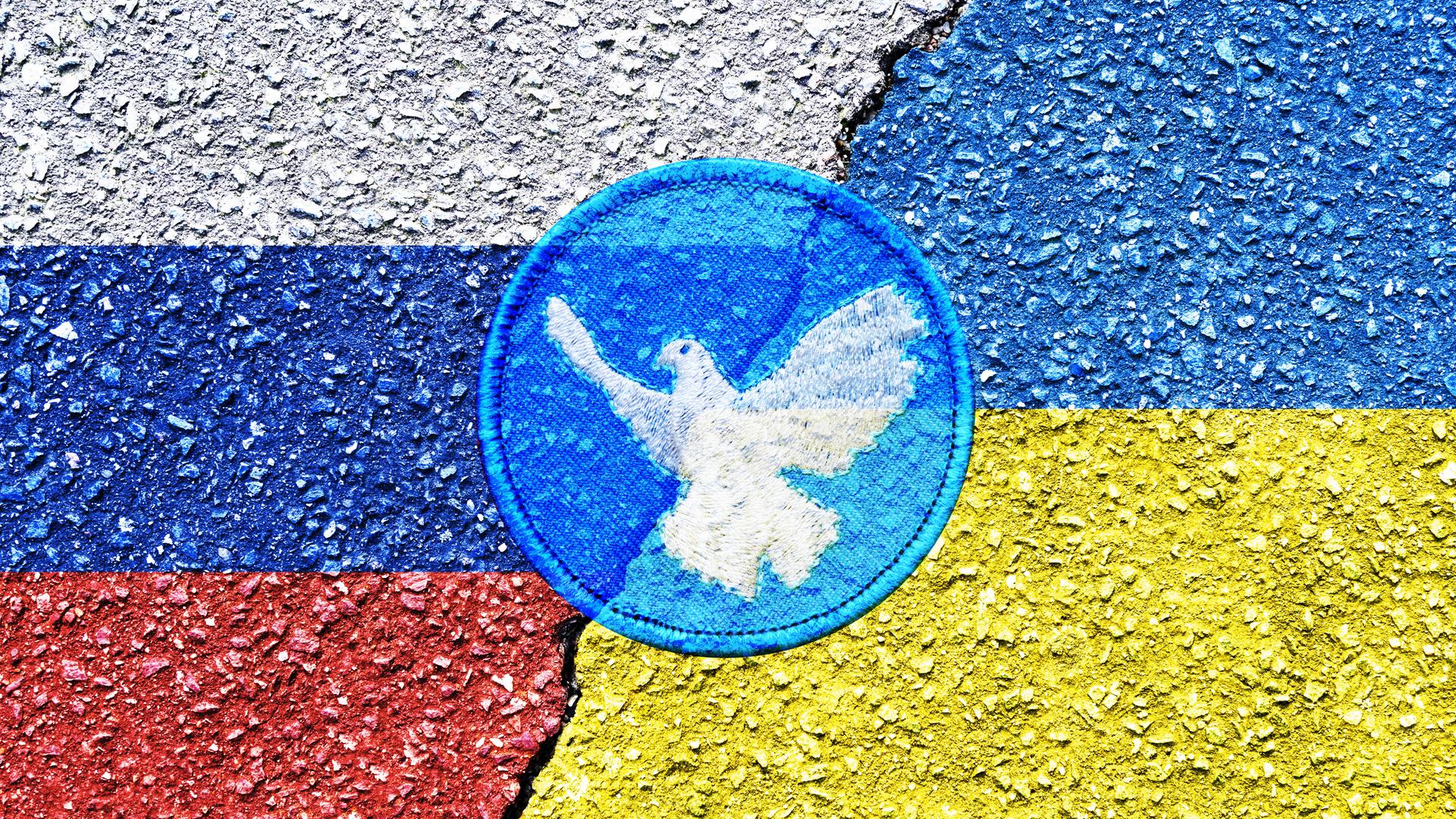 Fahnen von Russland und der Ukraine mit Riss und Friedenssymbol