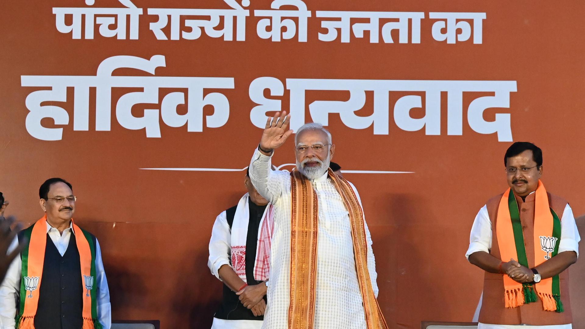 Indien, Neu-Delihi: Premierminister Narendra Modi Neu-Delhi steht mit mehreren Personen im Hauptquartier der BJP.