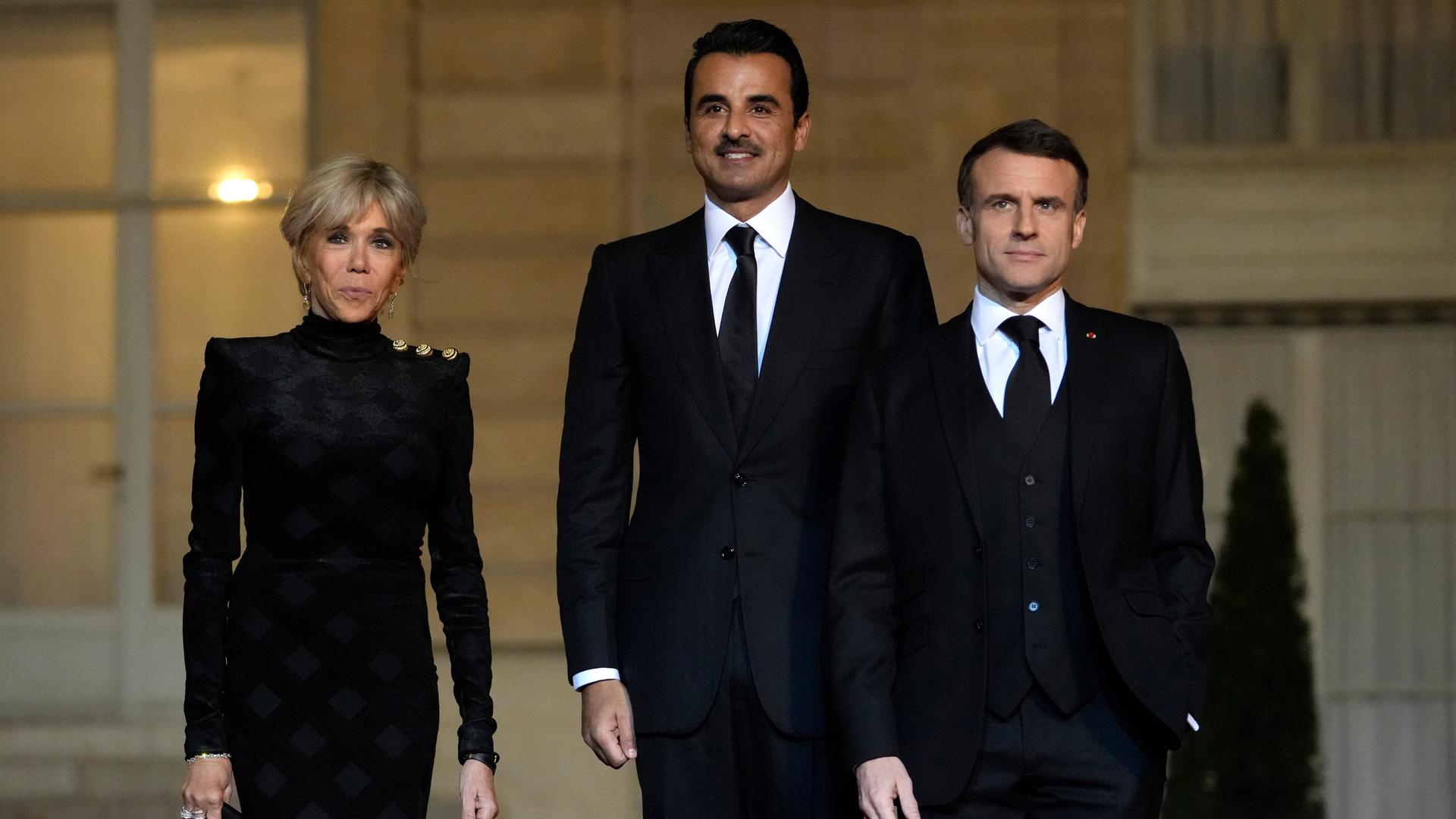 Emmanuel Macron, Präsident von Frankreich, Tamim bin Hamad al-Thani, Emir von Katar, und Macrons Frau Brigitte stehen vor einem Staatsdinner am Elysee-Palast.