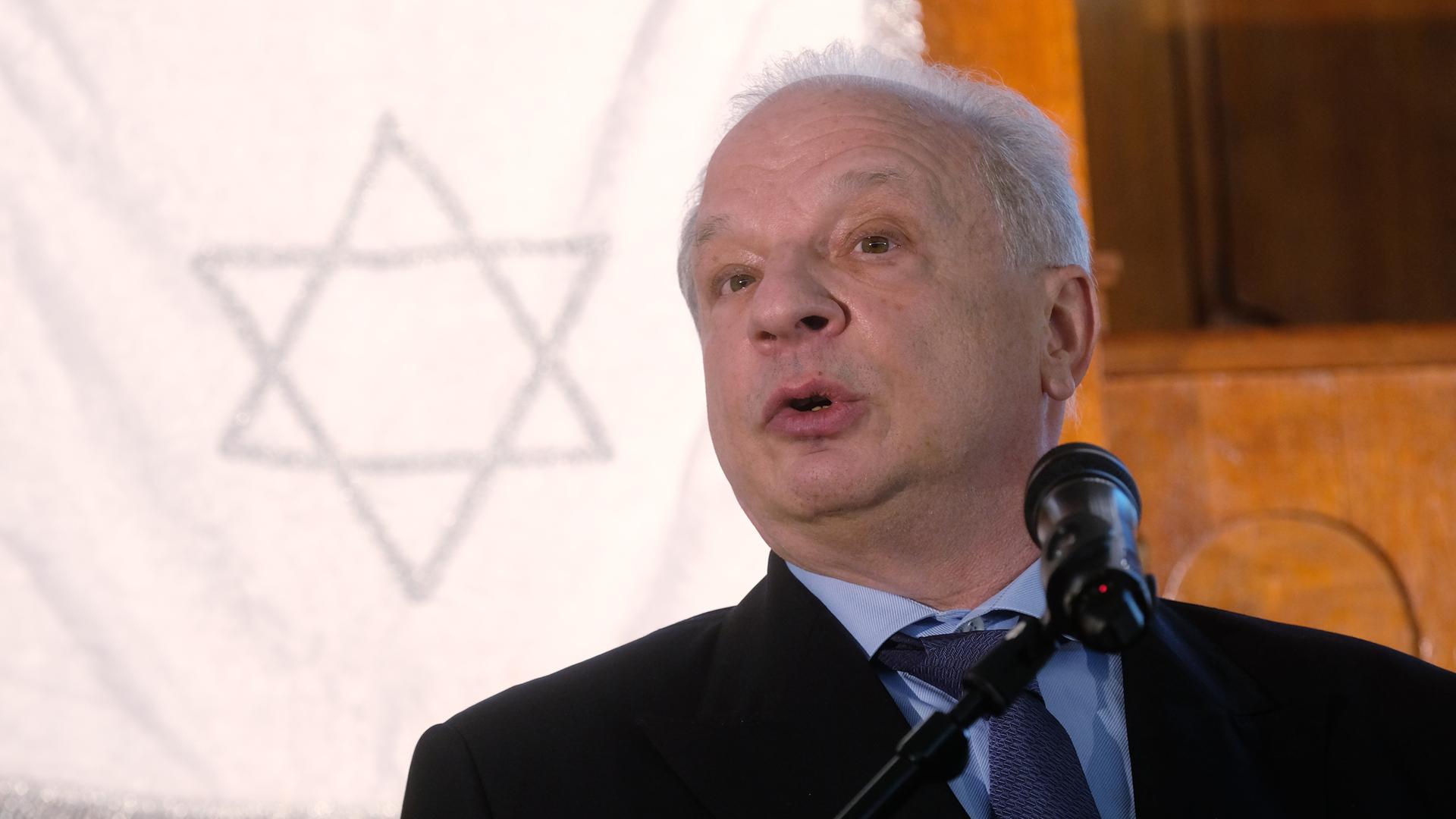 Maram Stern, Vizepräsident des Jüdischen Weltkongresses, spricht in einer Synagoge.