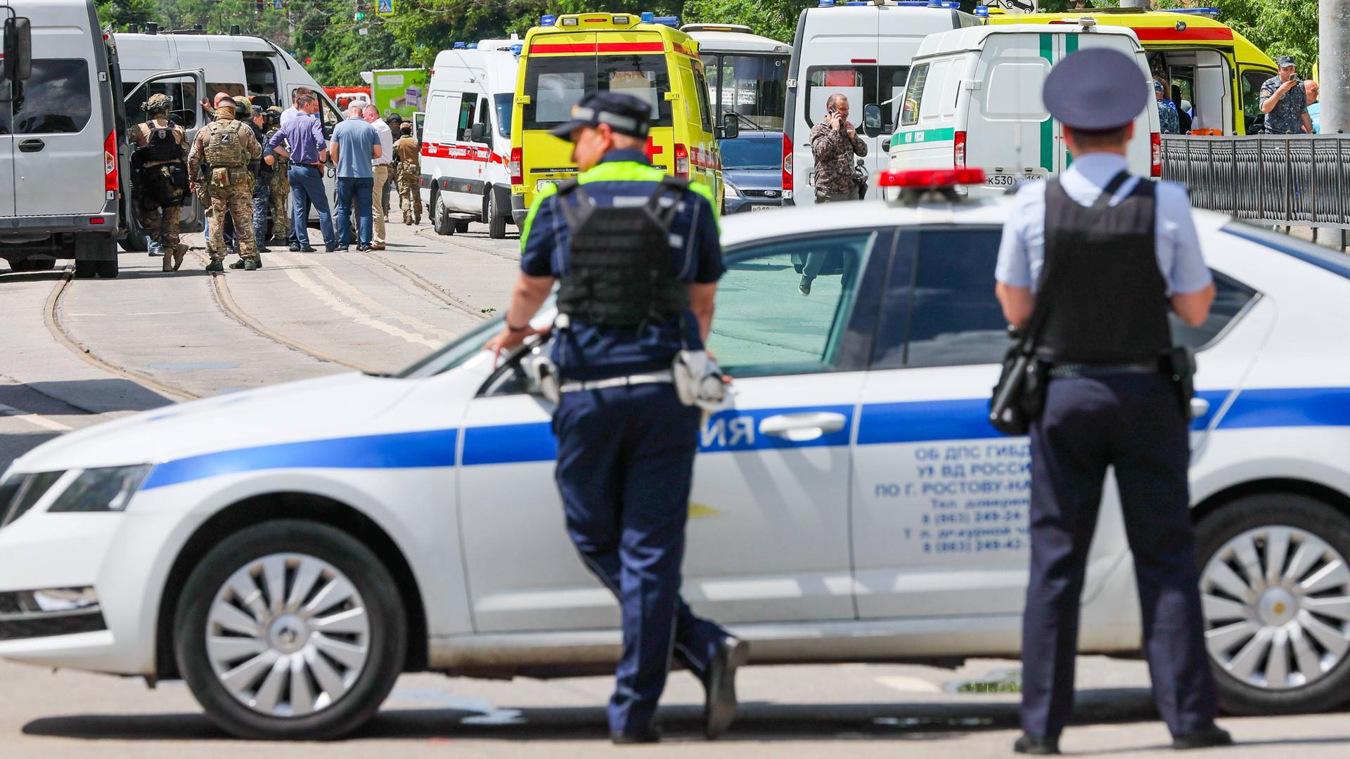 Polizeikräfte und Krankenwagen bei einer Geiselnahme vor einer Justizvollzugsanstalt in der russischen Region Rostow am Don.