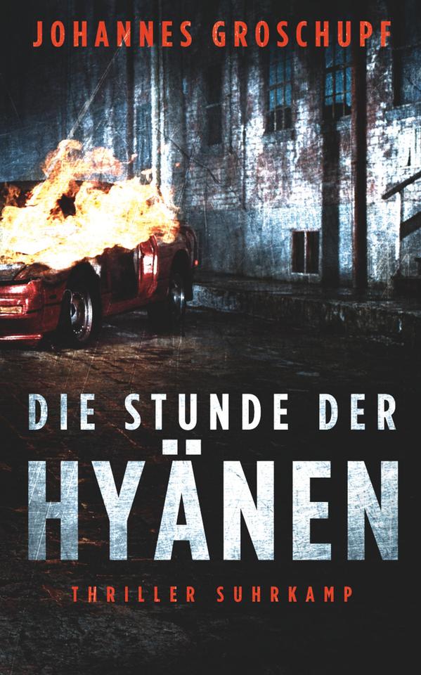 Das Buchcover des Krimis von Johannes Groschupf, "Die Stunde der Hyänen". Es zeigt ein rotes, brennendes Auto auf einer schmuddeligen Straße bei Nacht, im Hintergrund ist ein Backsteingebäude im Fabrikstil zu erkennen. Das Buch ist auf der Krimibestenliste von Deutschlandfunk Kultur.