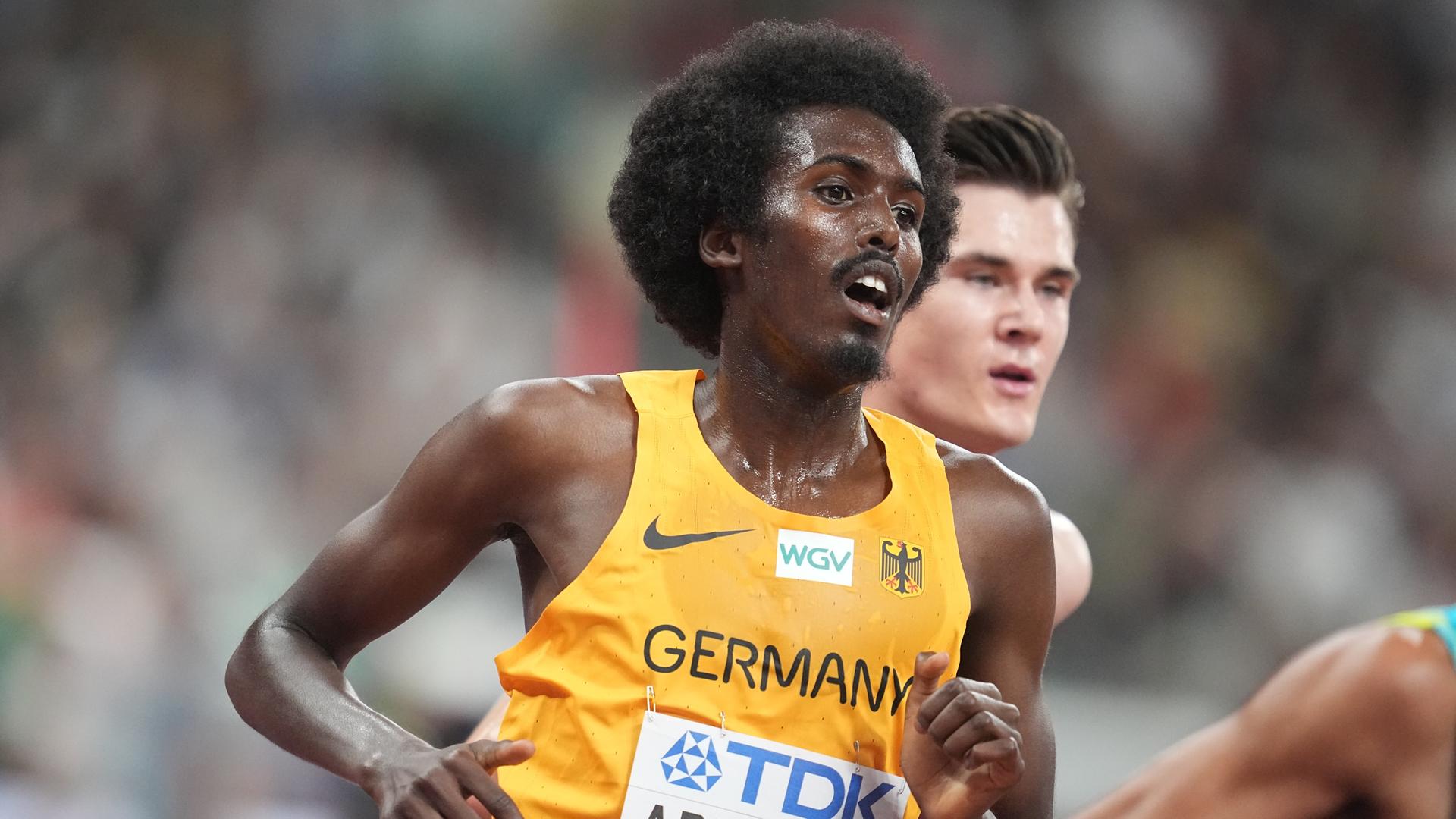 Zu sehen ist der deutsche Langstreckenläufer Mohamed Abdilaahi beim Lauf im Stadion.