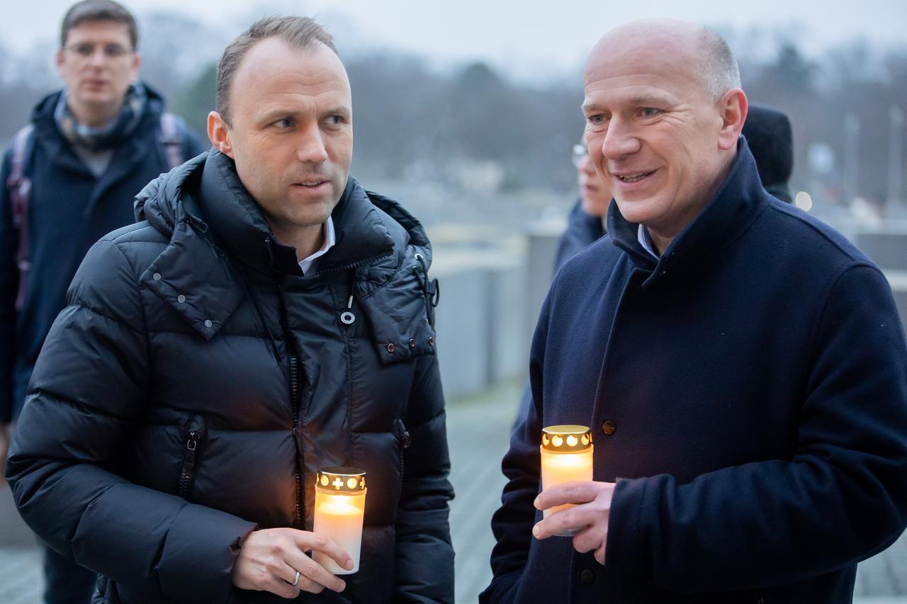 Sebastian Czaja (l), Vorsitzender der FDP-Fraktion im Berliner Abgeordnetenhaus, und Kai Wegner, CDU-Fraktionsvorsitzender im Berliner Abgeordnetenhaus, unterhalten sich vor einem Entzünden von Kerzen am Denkmal für die ermordeten Juden Europas am Vorabend des Internationalen Tags des Gedenkens an die Opfer des Holocaust.