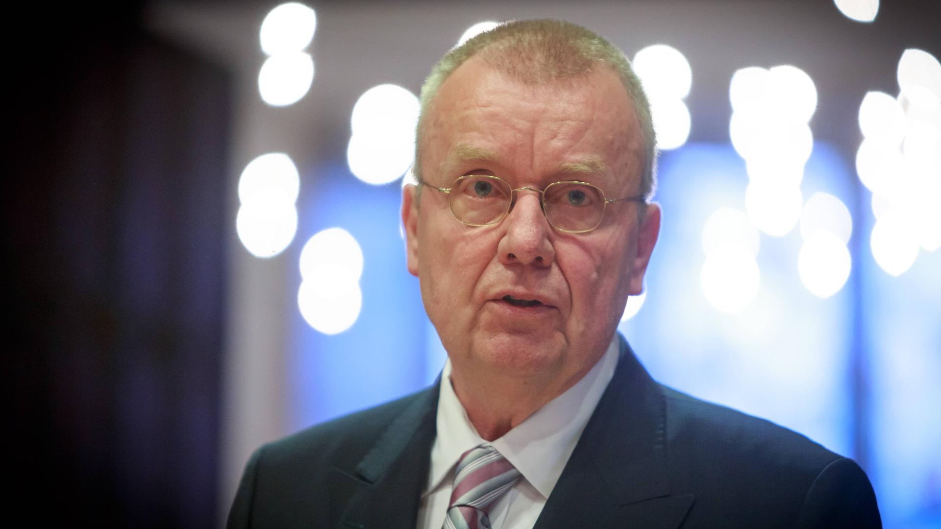 Ruprecht Polenz in Sakko und mit Brille blickt in die Kamera. Ruprecht Polenz in Sakko und mit Brille blickt in die Kamera.