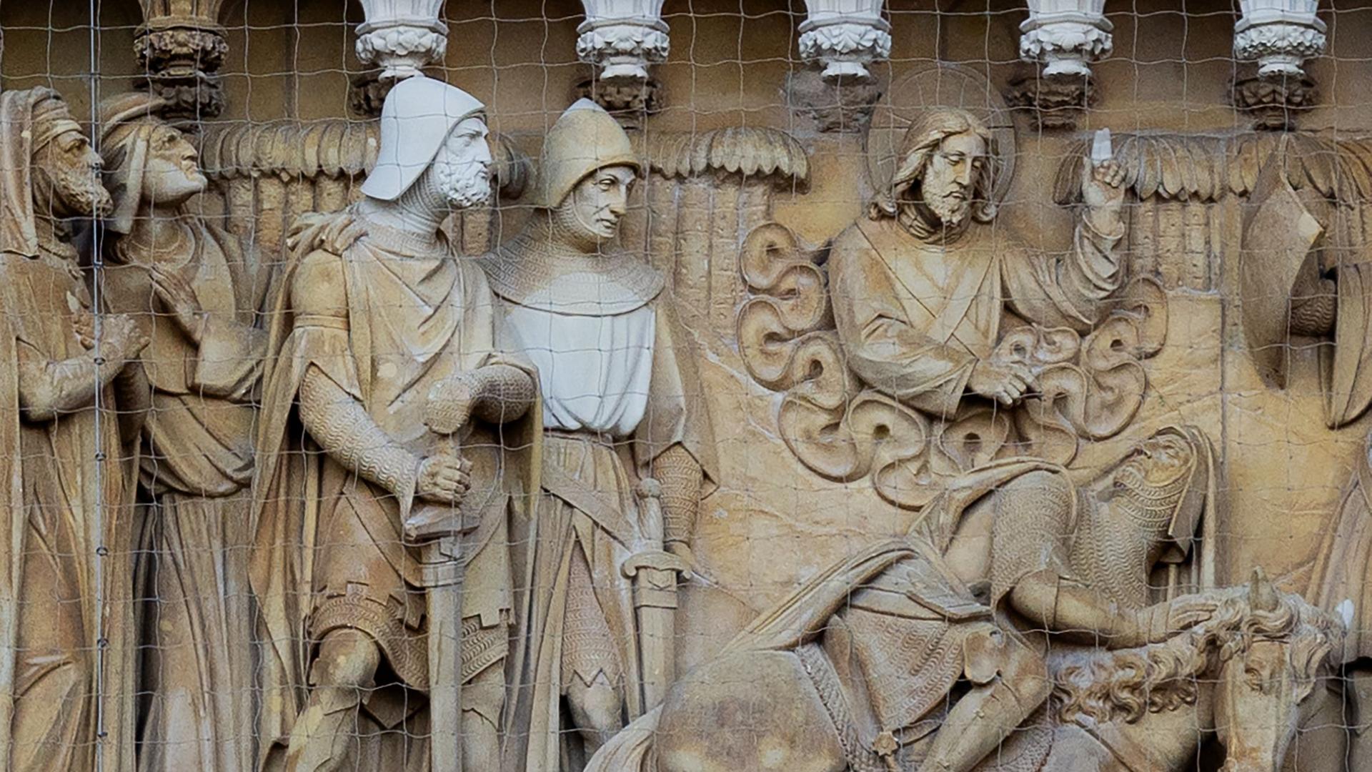 Ein am Ende des Zweiten Weltkriegs abgeschossener Skulpturenkopf (4.v.l.) ist am Michaelsportal am Kölner Dom nach Restauration nach rund zehn Jahren zu sehen. Ein am Ende des Zweiten Weltkriegs abgeschossener Skulpturenkopf (4.v.l.) ist am Michaelsportal am Kölner Dom nach Restauration nach rund zehn Jahren zu sehen.