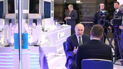 Russland, Wladimir Putin gibt TV-Sender Rossija 1 ein Interview in Moskau  February 15, 2024, Moscow, Moscow Oblast, Russia: Russian President Vladimir Putin is interviewed by Rossiya One television journalist Pavel Zarubin, right, during the Future Technologies Forum at the Moscow World Trade Centre, February 14, 2024 in Moscow, Russia. The Future Technologies Forum showcases domestic scientific and medical progress. Moscow Russia - ZUMAp138 20240215_zaa_p138_002 Copyright: xAlexanderxKazakov/KremlinxPoolx
