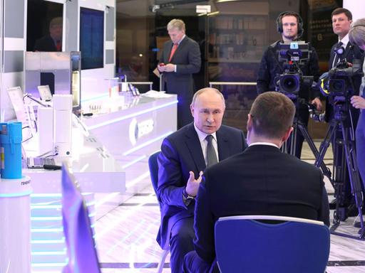 Russland, Wladimir Putin gibt TV-Sender Rossija 1 ein Interview in Moskau  February 15, 2024, Moscow, Moscow Oblast, Russia: Russian President Vladimir Putin is interviewed by Rossiya One television journalist Pavel Zarubin, right, during the Future Technologies Forum at the Moscow World Trade Centre, February 14, 2024 in Moscow, Russia. The Future Technologies Forum showcases domestic scientific and medical progress. Moscow Russia - ZUMAp138 20240215_zaa_p138_002 Copyright: xAlexanderxKazakov/KremlinxPoolx