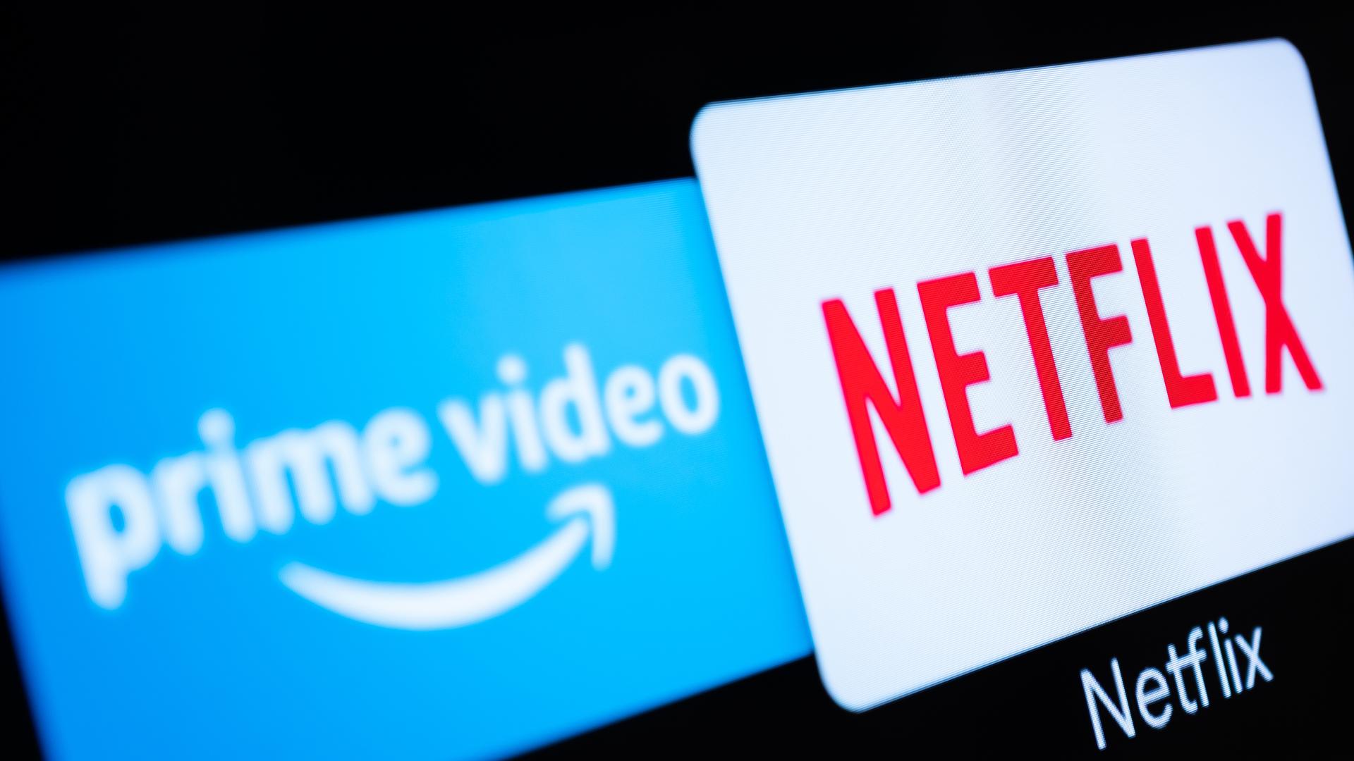 Auf einem Fernseher sind die Streaming-Dienste Amazon Prime Video und Netflix geöffnet.