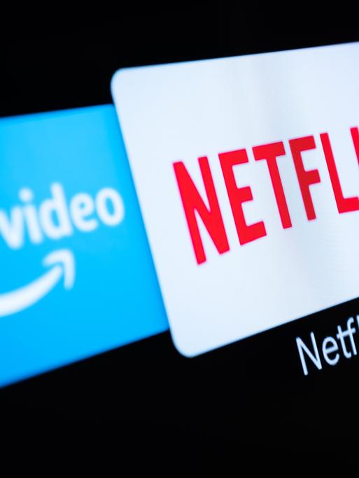 Auf einem Fernseher sind die Streaming-Dienste Amazon Prime Video und Netflix geöffnet.