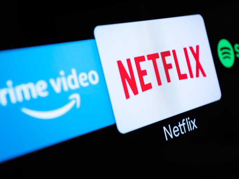 Auf einem Fernseher sind die Streaming-Dienste Amazon Prime Video und Netflix geöffnet.
