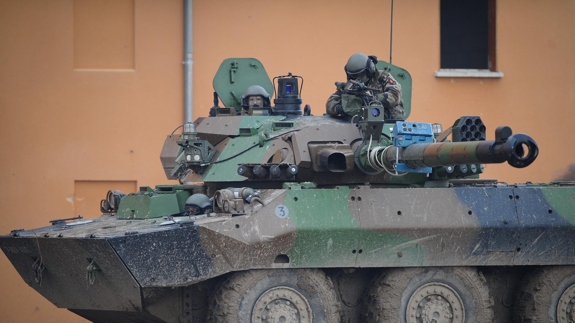 Ein französischer Panzer vom Typ AMX-10 RC bei einer Übung