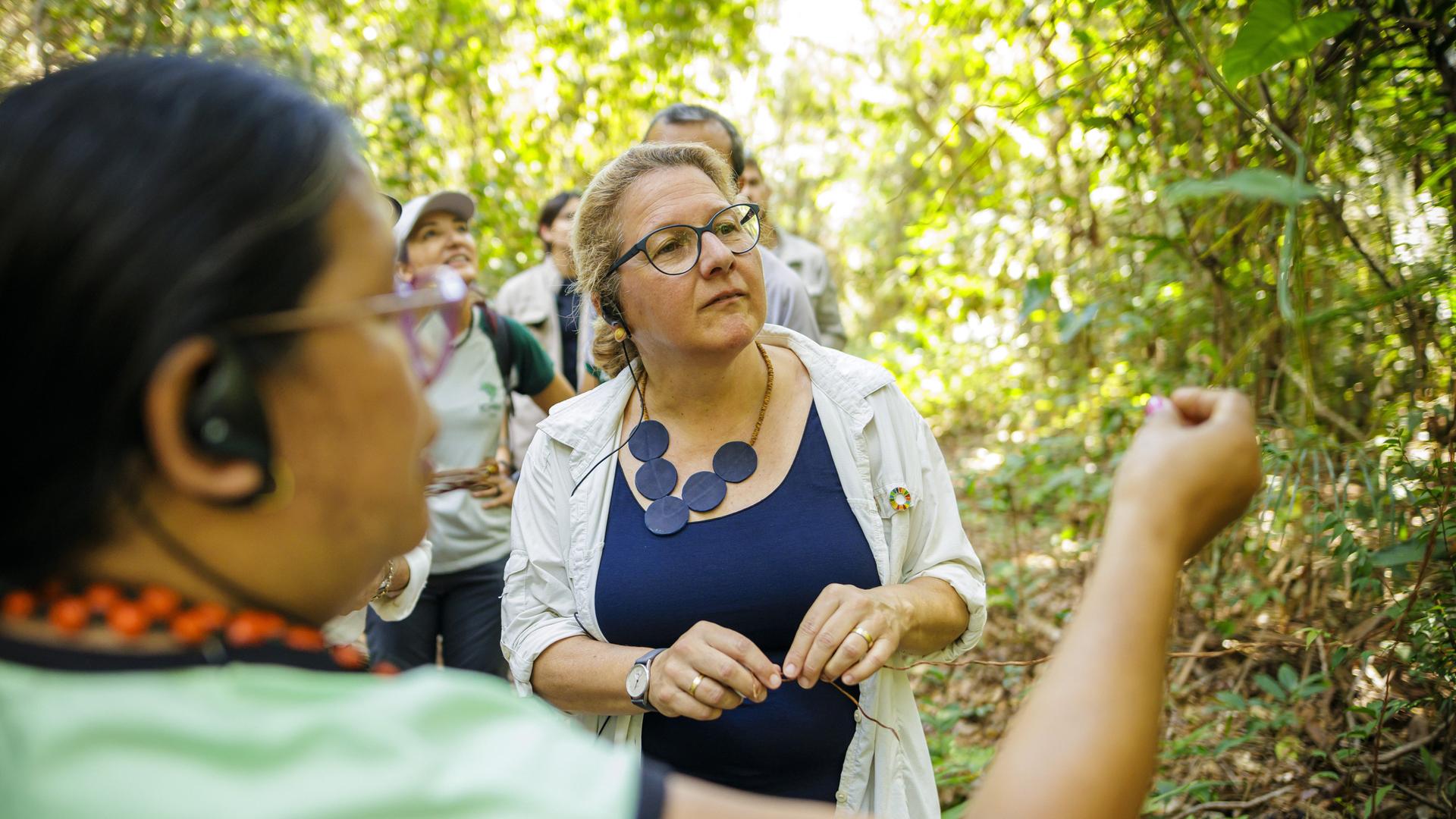 Svenja Schulze (SPD), Bundesministerin für wirtschaftliche Zusammenarbeit und Entwicklung, besucht die Gemeinde Jamaraqua im Nationalwald Tapajos in Brasilien