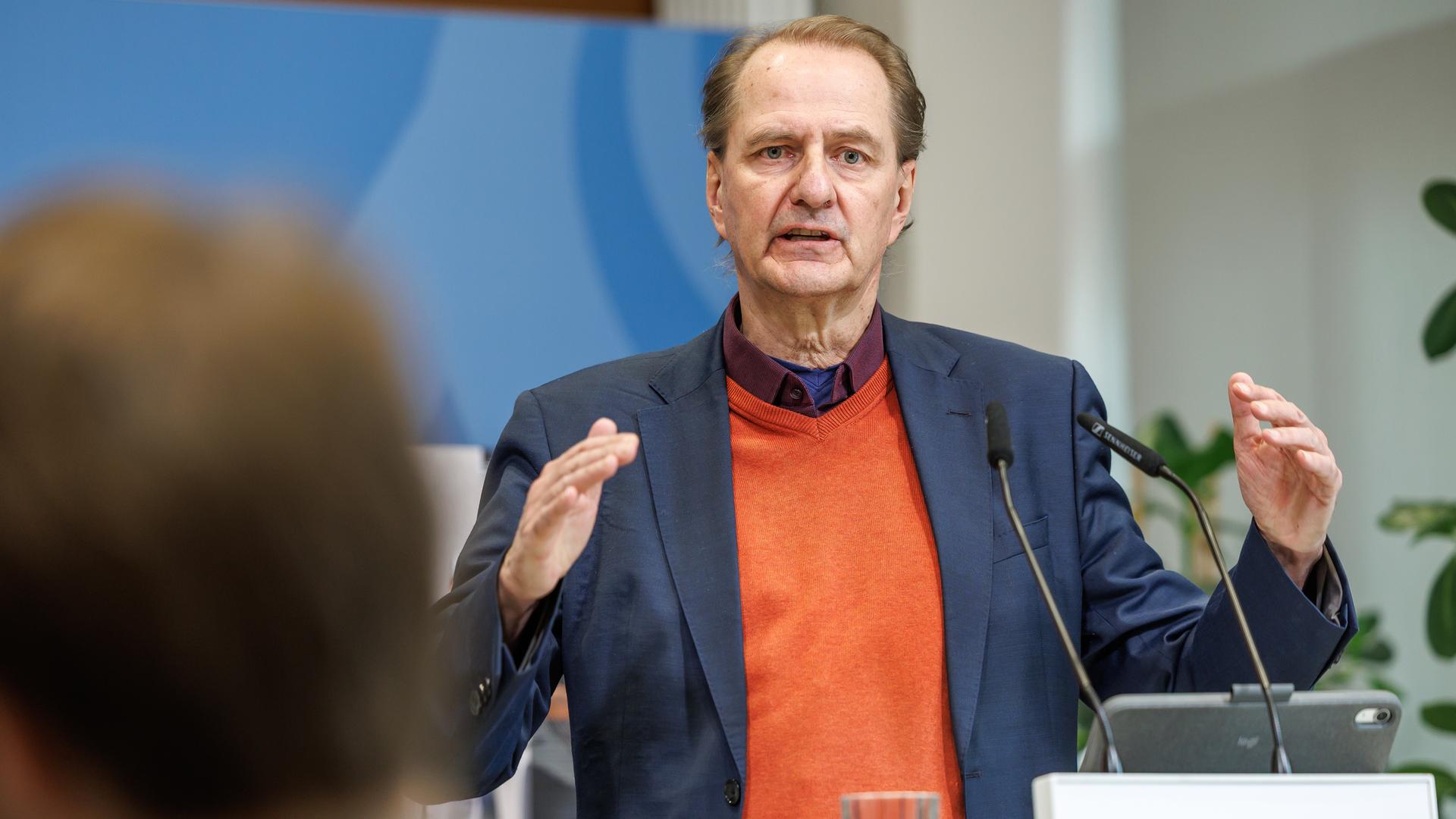 Umweltbundesamt (UBA)-Präsident Dirk Messner steht an einem Rednerpult und gestikuliert mit beiden Händen. Umweltbundesamt (UBA)-Präsident Dirk Messner steht an einem Rednerpult und gestikuliert mit beiden Händen.