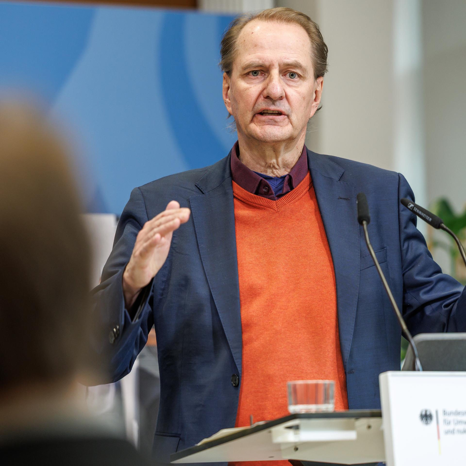 Umweltbundesamt (UBA)-Präsident Dirk Messner steht an einem Rednerpult und gestikuliert mit beiden Händen.
