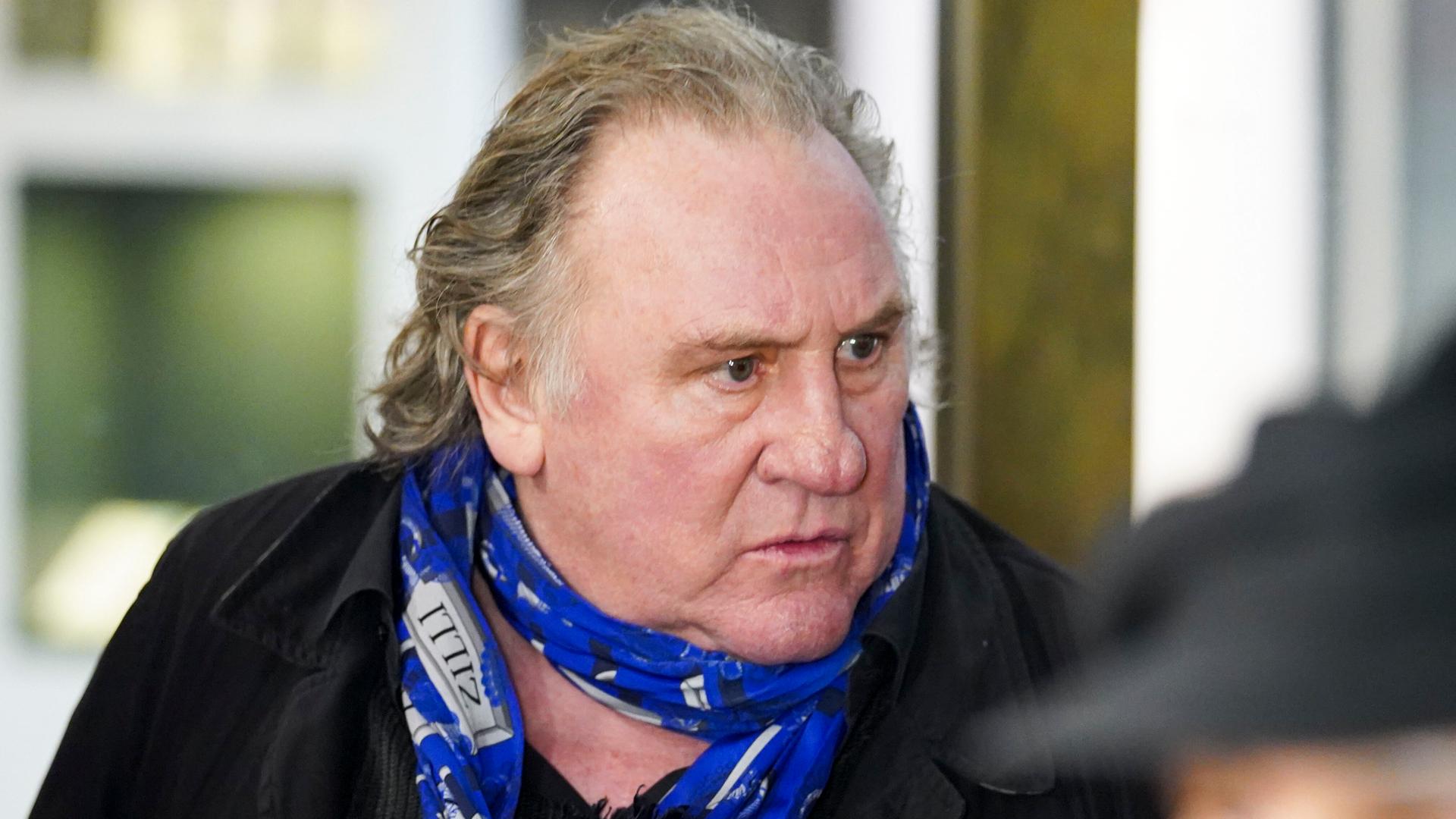 Gerard Depardieu ist ein berühmter Schauspieler. Er steht in Frankreich vor Gericht. Zwei Frauen sagen: Depardieu hat unere Körper angefasst. Wir wollten das nicht.