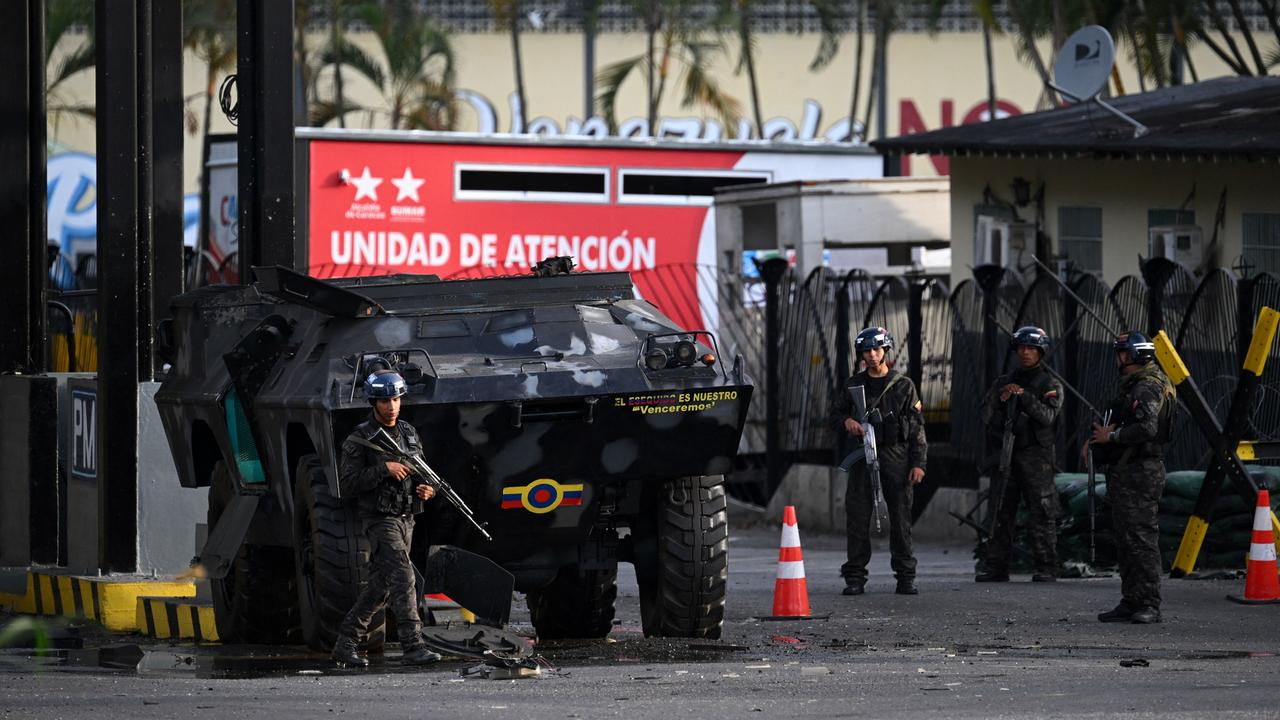 Mitglieder der Nationalgarde bewachen den Eingang von Fuerte Tiuna, Venezuelas größten Militärkomplex in Caracas. Zu sehen sind Personen in militärischer Uniform und ein Panzer.
