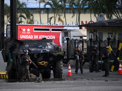 Mitglieder der Nationalgarde bewachen den Eingang von Fuerte Tiuna, Venezuelas größten Militärkomplex in Caracas. Zu sehen sind Personen in militärischer Uniform und ein Panzer.