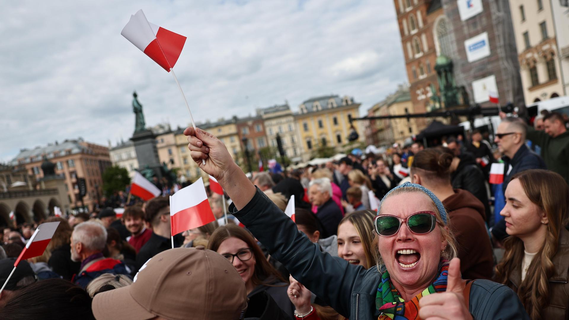 Anhänger des Präsidentschaftskandidaten und Warschauer Bürgermeisters Rafał Trzaskowski bei einer Wahlkampf-Kundgebung in Krakau. Anhänger des Präsidentschaftskandidaten und Warschauer Bürgermeisters Rafał Trzaskowski bei einer Wahlkampf-Kundgebung in Krakau.